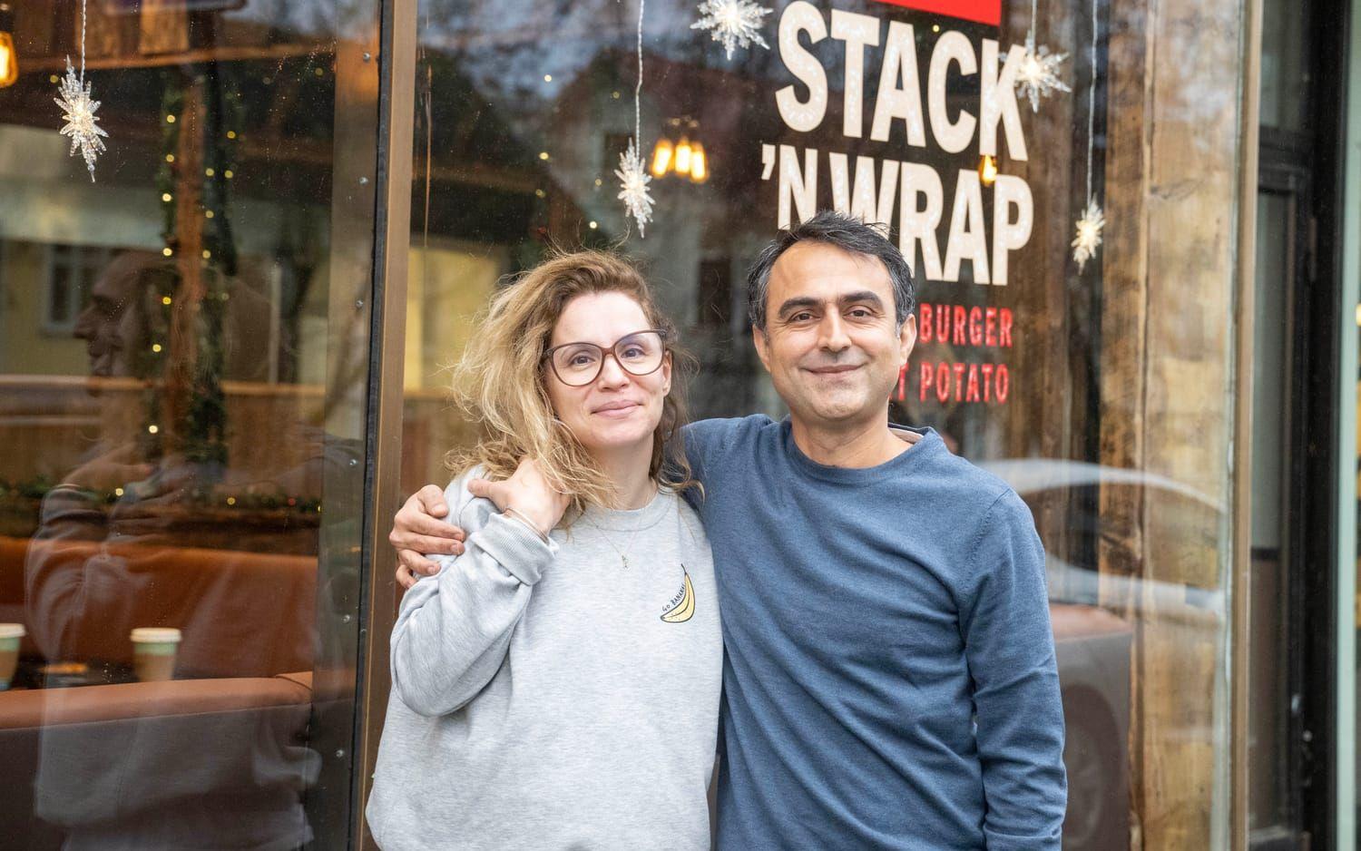 Catherine och Pouya utanför Stack N Wrap i Alingsås